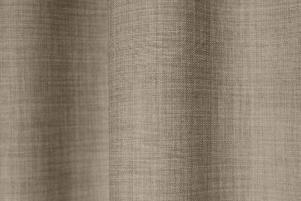Detailfoto van de stof van soft taupe gordijnen uit de Florain collectie (JC2516) van Okika,semli licht doorlatende gordijnen die kleurvast zijn