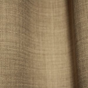 Close-up van het stofpatroon van soft taupe gordijnen uit de Florain collectie (JC2516) van Okika, met een subtiele weving die veel sfeer geeft door gemeleerd effect