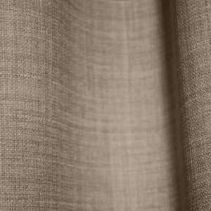 Close-up van het stofpatroon van soft taupe gordijnen uit de Florain collectie (JC2516) van Okika, met een subtiele weving die veel sfeer geeft door gemeleerd effect