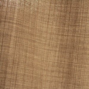 Detailfoto van de stofstructuur van soft taupe gordijnen uit de Florain collectie (JC2516) van Okika, met een fijne weefstructuur die zorgt voor een levendig effect met het daglicht