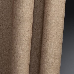 Sfeerbeeld van soft taupe gordijnen uit de Saphira collectie van Okika, stijlvolle overgordijnen die het licht zacht binnen laten
