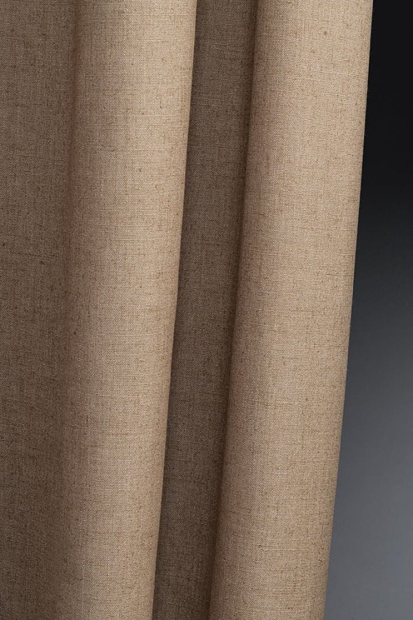 Sfeerbeeld van soft taupe gordijnen uit de Saphira collectie van Okika, stijlvolle overgordijnen die het licht zacht binnen laten