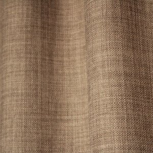 Sfeerfoto van taupe gordijnen uit de Florain collectie (JC2517) van Okika, semi licht doorlatende gordijnen op maat,