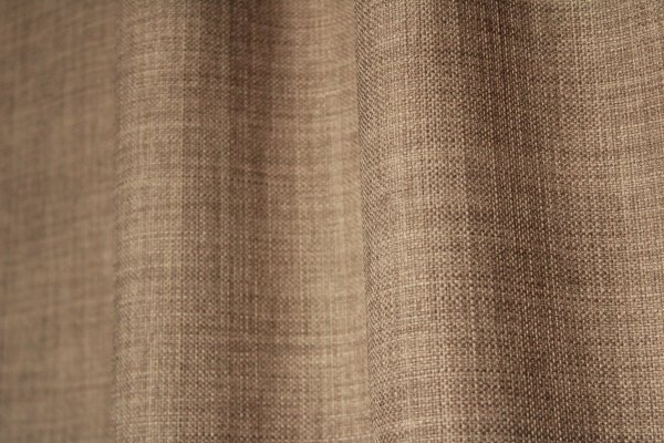 Sfeerfoto van taupe gordijnen uit de Florain collectie (JC2517) van Okika, semi licht doorlatende gordijnen op maat,