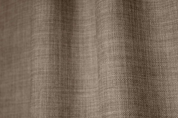 Sfeerfoto van taupe gordijnen uit de Florain collectie (JC2517) van Okika, semi licht doorlatende gordijnen op maat,