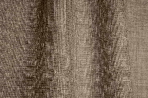 Detailfoto van de stof van taupe gordijnen uit de Florain collectie (JC2517) van Okika, kleur vast stof