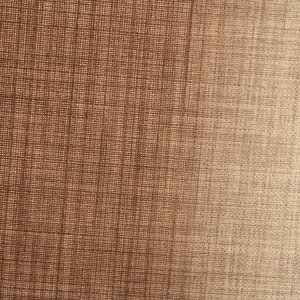 Close-up van de stofstructuur van taupe gordijnen uit de Florain collectie (JC2517) van Okika, met een fijne weving die het daglicht subtiel filteren