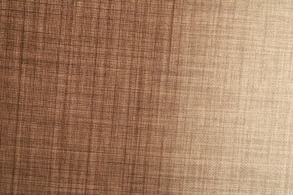 Close-up van de stofstructuur van taupe gordijnen uit de Florain collectie (JC2517) van Okika, met een fijne weving die het daglicht subtiel filteren