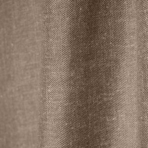 Stofdetails van de taupe kleurige inbetween gordijnen met linnen look uit de Saphira Light collectie van Okika, met zicht op de fijne vezelstructuur en zachte valling.