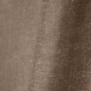 Stofpatroon van taupekleurige inbetween gordijnen met linnen look uit de Saphira Light collectie van Okika, open structuur van de stof met natuurlijke weving.