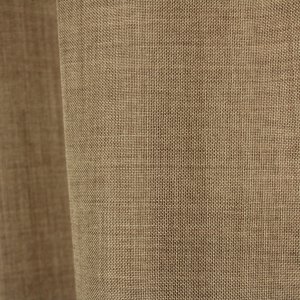 Stofdetails van taupekleurig inbetween gordijn uit de Norena collectie van Okika, met zicht op de gemêleerde en wollige stofstructuur