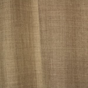 Stofpatroon van de taupe kleurige inbetween gordijn uit de Norena collectie van Okika, recht geplooid met zicht op de gemêleerde structuur en zachte vezels.