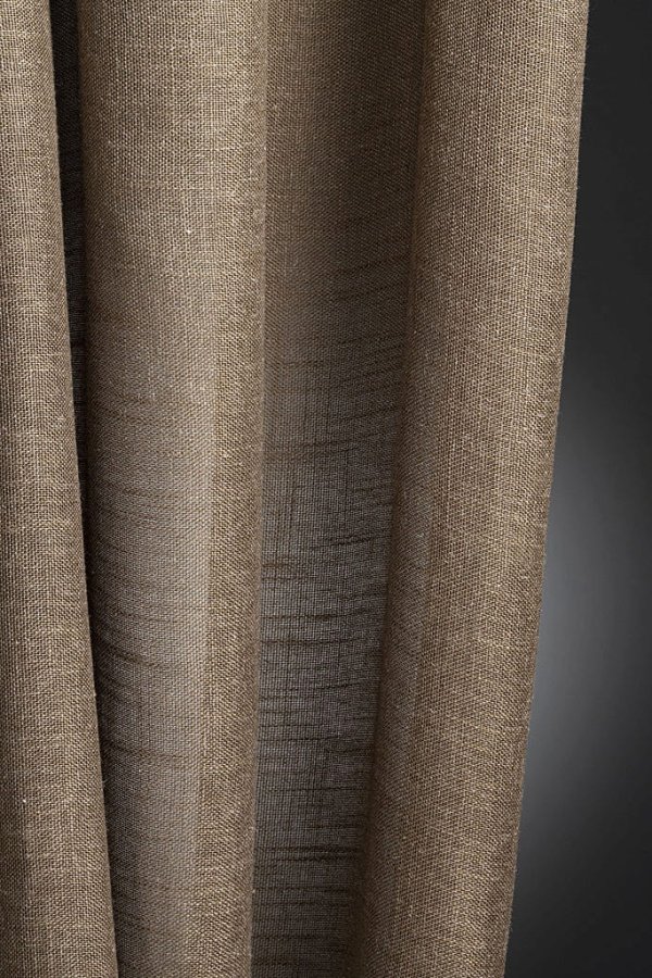 Taupe inbetween gordijnen Saphira Light collectie van Okika sfeerbeeld van de gordijnen in plooi