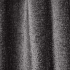 Detail van teddy gordijn BB2408 in antraciet uit de collectie van Okika. De dikke, zachte teddy-stof zorgt voor comfort en stijl, perfect voor wie op zoek is naar antracietkleurige teddy gordijnen met karakter.