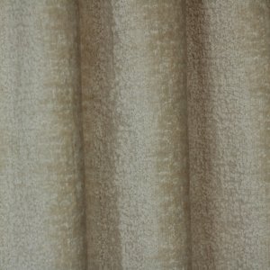 Detail van een teddy velours gordijn in ivoorkleur, model BB2415 'Okika'. De luxe velours structuur en aaibare zachte stof