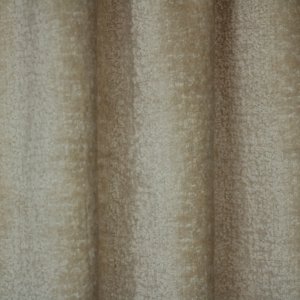 Detail van ivoorkleurig teddy velours gordijn model BB2415 van Okika, met zachte, luxe structuur en rijke uitstraling