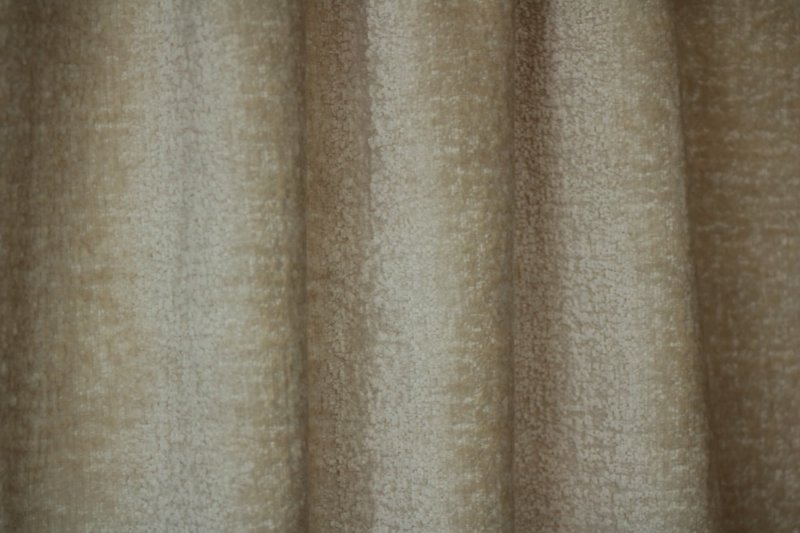 Detail van ivoorkleurig teddy velours gordijn model BB2415 van Okika, met zachte, luxe structuur en rijke uitstraling