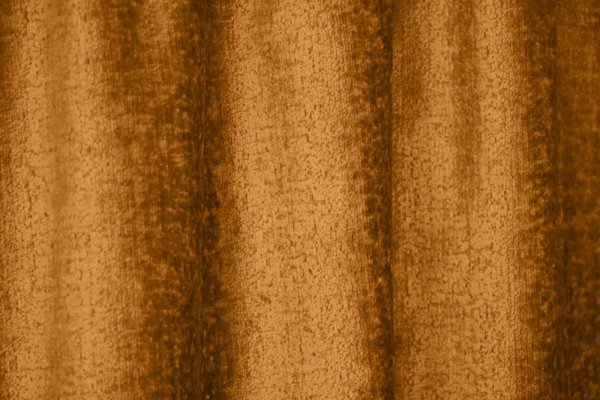 Detail van teddy gordijn BB2412 in okergeel uit de Okika-collectie. De volle, wollige structuur van de teddy-stof voelt heerlijk zacht aan en maakt deze okergele teddy gordijnen perfect voor een warme en levendige woonruimte.