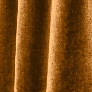 Okergeel teddy gordijn BB2412 van Okika, op maat gemaakt. De dikke, zachte teddy velours geeft deze gordijnen een warme uitstraling met een speelse retro-touch – ideaal voor een gezellig en stijlvol interieur.