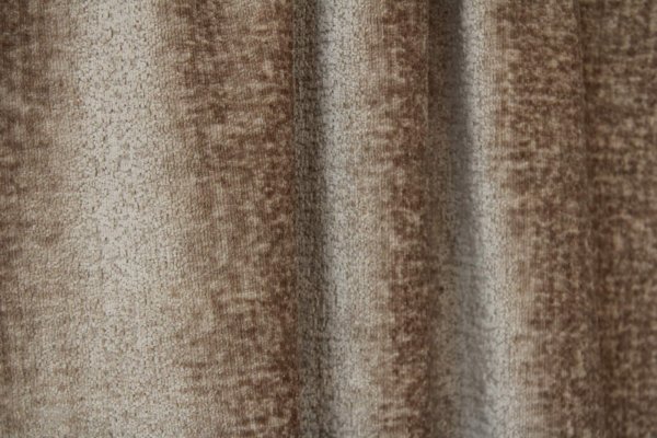Taupe teddy gordijn BB2411 van Okika, op maat gemaakt. Gemaakt van zachte teddy stof met een subtiel velours effect, wollige textuur. Deze taupekleurige teddy gordijnen zorgen voor een knus gevoel en een stijlvolle, rustige uitstraling in huis.