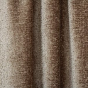Detail van taupe teddy gordijn BB2411 uit de Okika-collectie. De volle, fluweelzachte teddy-stof voelt comfortabel aan en is perfect voor wie zoekt naar teddy gordijnen op maat met een natuurlijke en luxe look.