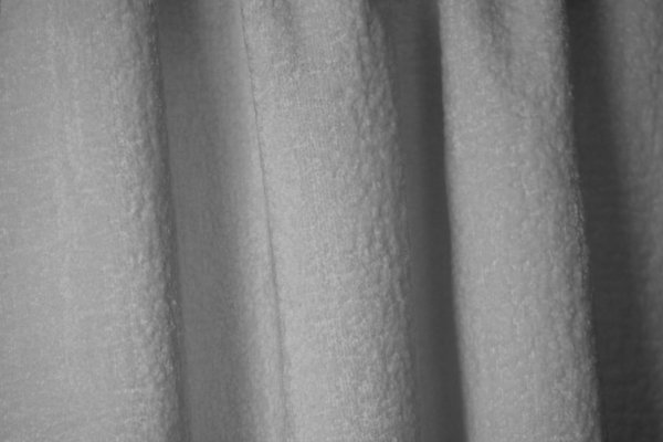 Teddy gordijn BB2409 van Okika in wit teddy-velours, op maat gemaakt. De stof is heerlijk zacht en warm, met een volle, wollige structuur die zorgt voor een knusse en luxe sfeer in huis.