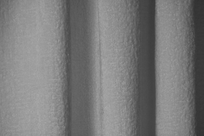 Wit teddy gordijn BB2409 van Okika, op maat gemaakt. Gemaakt van superzachte teddy velours met een warme, wollige textuur. Deze teddy gordijnen voelen zacht aan en geven het interieur een knusse en luxe uitstraling.