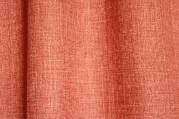 Sfeerfoto van terra gordijnen uit de Florain collectie (JC2532) van Okika, die een krachtig kleuraccent en een warme, natuurlijke sfeer toevoegen aan het interieur. stof is semi licht doorlatend en kleurvast