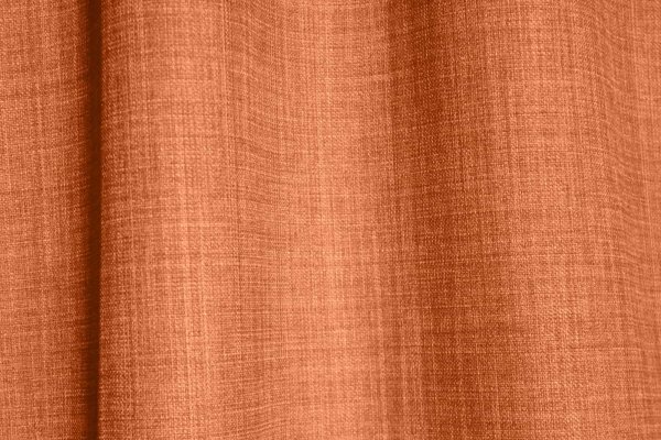 Sfeerfoto van terra gordijnen uit de Florain collectie (JC2532) van Okika, die een krachtig kleuraccent en een warme, natuurlijke sfeer toevoegen aan het interieur. stof is semi licht doorlatend en kleurvast