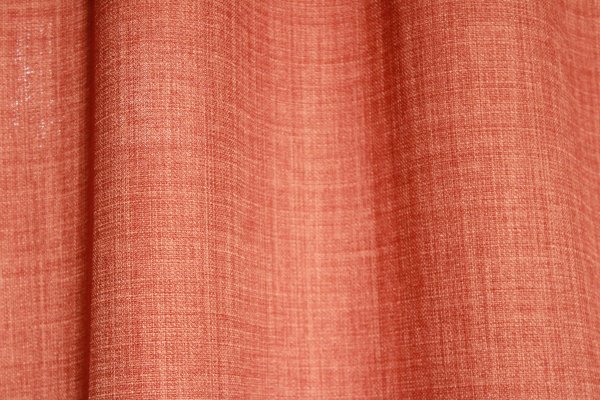 Detailfoto van de stof van terra gordijnen uit de Florain collectie (JC2532) van Okika, semi licht doorlatende gordijnen met een warme, aardse kleurtint.