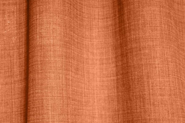 Detailfoto van de stof van terra gordijnen uit de Florain collectie (JC2532) van Okika, semi licht doorlatende gordijnen met een warme, aardse kleurtint.