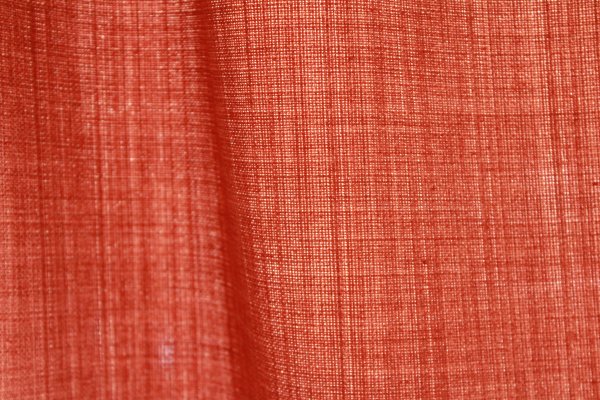 Detailfoto van de stofstructuur van terra gordijnen uit de Florain collectie (JC2532) van Okika, filtert het daglicht op zachte manier