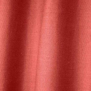 Sfeerfoto van de terra gordijnen REY2568 uit de Saphira Light collectie van Okika, in de plooi met luchtige stof en natuurlijke valling.