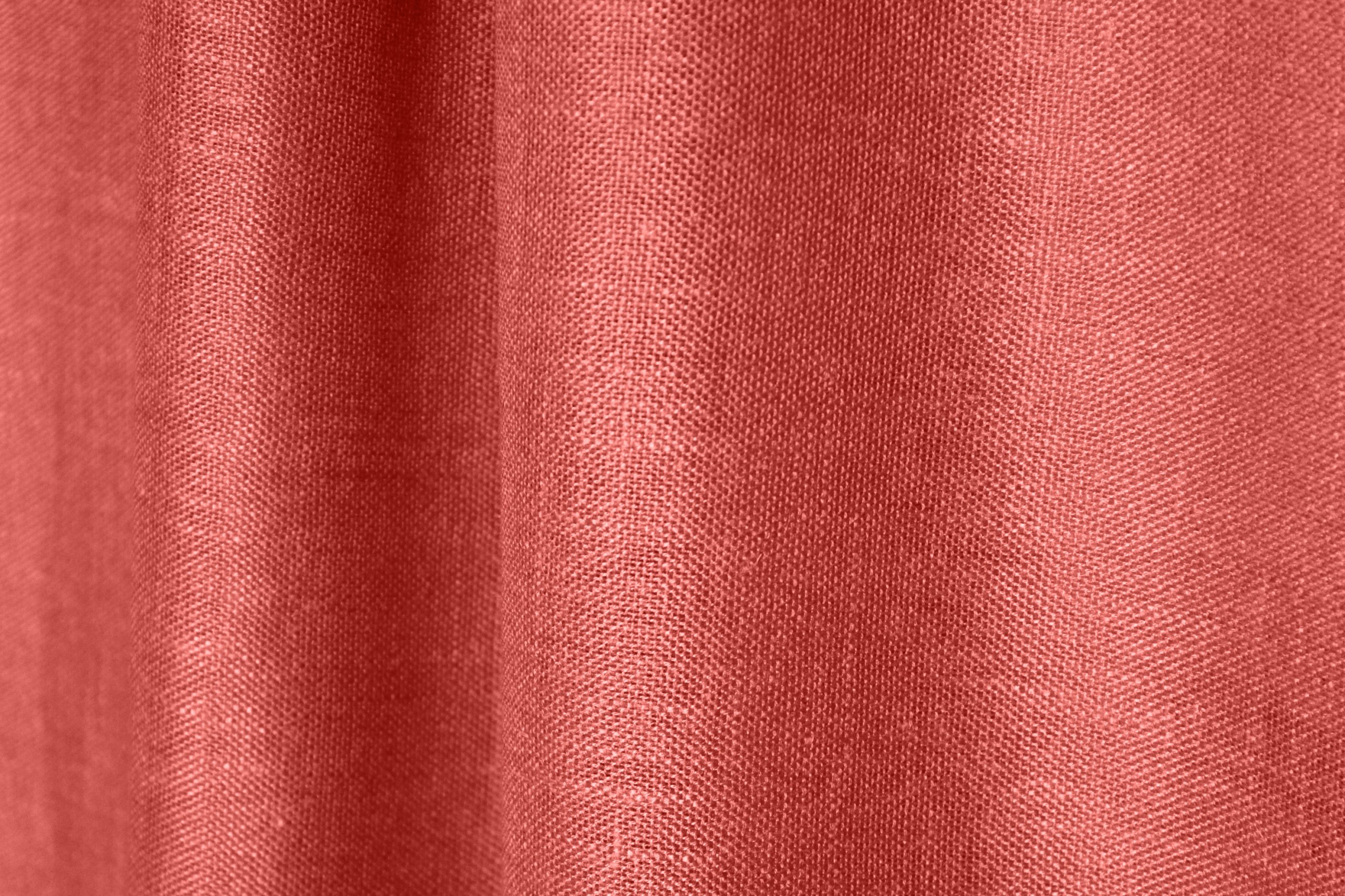 sfeerfoto van inbetween gordijnen in een terra kleur, gordijnen in de plooi