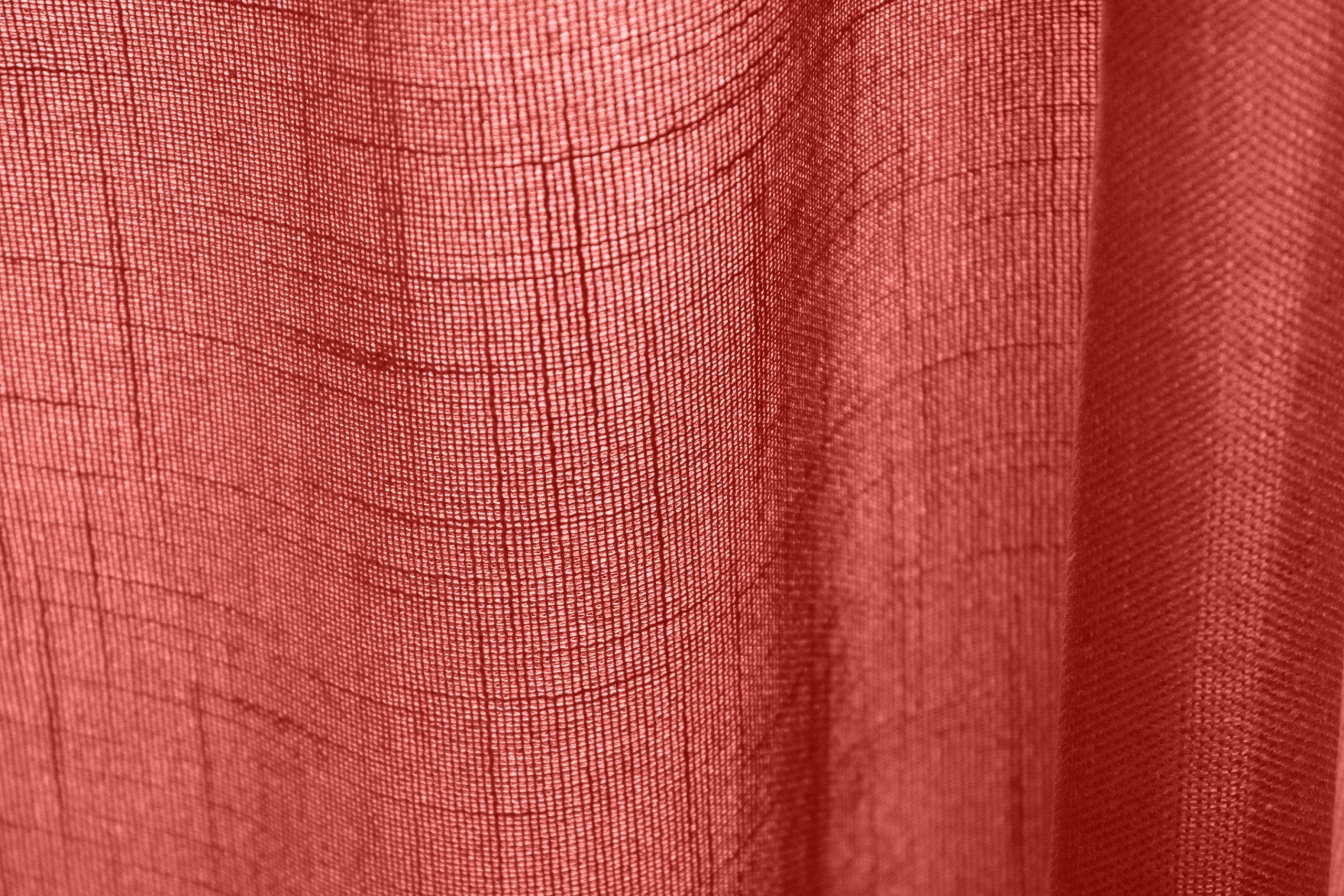 Stofstructuur van terra gordijnen uit de Saphira Light collectie van Okika, close-up van de weving in daglicht.