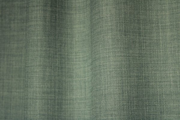 Sfeerfoto van turquoise gordijnen uit de Florain collectie (JC2526) van Okika, die de ruimte een frisse sfeer geven, semi licht doorlatende stof en kleurvast