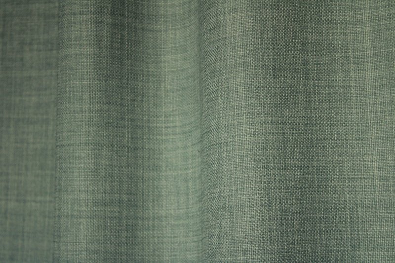 Sfeerfoto van turquoise gordijnen uit de Florain collectie (JC2526) van Okika, die de ruimte een frisse sfeer geven, semi licht doorlatende stof en kleurvast