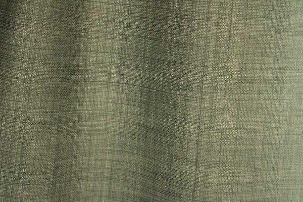 etailfoto van de stofstructuur van turquoise gordijnen uit de Florain collectie (JC2526) van Okika, met een subtiele weving die zorgt voor een frisse en levendige sfeer