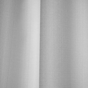 Sfeerbeeld van witte gordijnen uit de Florain collectie in een licht interieur met zachte daglichtinval