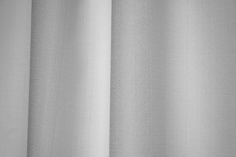 Sfeerbeeld van witte gordijnen uit de Florain collectie in een licht interieur met zachte daglichtinval