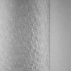 Close-up van het stofpatroon van witte gordijnen uit de Florain collectie (JC2510) van Okika, met een subtiele weving, kleurvast en semi lichtdoorlatend