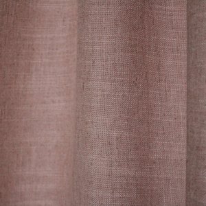 Close-up van zacht roze Elegance gordijnen uit de JC2561 collectie. Effen gordijnstof met een volle structuur en een zachte, elegante uitstraling.