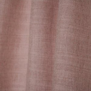 Sfeerfoto van zacht roze Elegance gordijnen uit de JC2561 collectie. Elegante gordijnen in een zachte, effen stof voor een lichte en stijlvolle sfeer in huis.