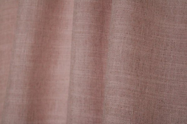 Sfeerfoto van zacht roze Elegance gordijnen uit de JC2561 collectie. Elegante gordijnen in een zachte, effen stof voor een lichte en stijlvolle sfeer in huis.