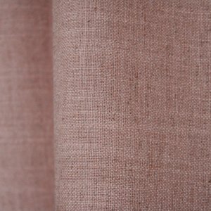 Detailfoto van de stofstructuur van zacht roze Elegance gordijnen uit de JC2561 collectie. Effen gordijnstof met een volle weving en een verfijnde, zachte uitstraling.