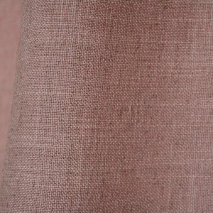 Sfeerfoto van het stofpatroon van zacht roze Elegance gordijnen uit de JC2561 collectie. Volle, effen gordijnstof met een zachte kleur en elegante uitstraling.