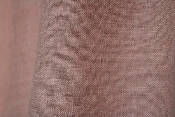 Sfeerfoto van het stofpatroon van zacht roze Elegance gordijnen uit de JC2561 collectie. Volle, effen gordijnstof met een zachte kleur en elegante uitstraling.