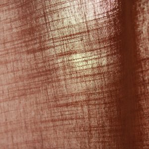 Close-up van de stofstructuur van zacht roze Elegance gordijnen uit de JC2561 collectie hoogwaardige, effen stof met een volle textuur en subtiele, zachte glans.
