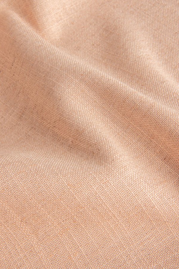 zacht roze vouwgordijnen uit de Elegance collectie, model JC2561 Okika, hoge licht echtheid en martindale score. zachtroze heeft een zalm kleurige tint