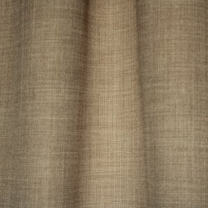 Close-up van het stofpatroon van zandkleurige gordijnen uit de Florain collectie (JC2514) van Okika, met een subtiele structuur, semi lichtdoorlatende gordijnen op maat gemaakt